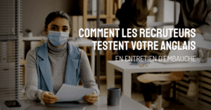 Recruteur assis à son bureau tenant un CV à la main et regardant l'objectif