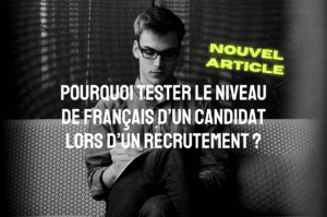 jeune homme assis sur un canapé en train de passer un test de français pour un recrutement