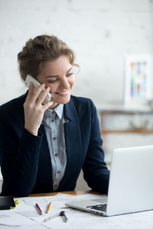 Commerciale effectuant un démarchage téléphonique
